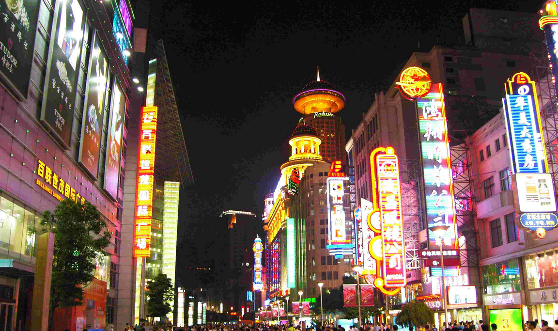 南京路西起中路,东至河南中路,是上海最繁华的的步行街,走在南京