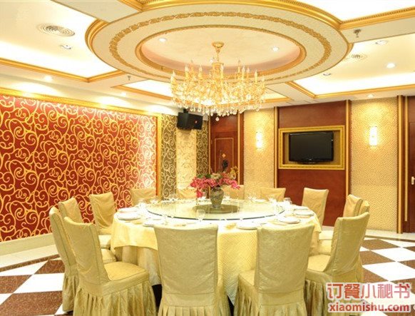 上海宴宾阁大酒店是一家主营大型餐饮的连锁企业;酒店位于虹梅南路近春申路路口,餐饮面积5000多平方米,拥有包房40余间,多功能宴会厅可同时容纳1000余人就餐,装修以现代的欧式风格,精致典雅,给人以奢华的现代美。是商务宴请、家庭聚餐的必选场所。 宴宾阁以经典海派、粤、闽台风味、融和菜等健康营养美食、海鲜为主营的海鲜酒楼。